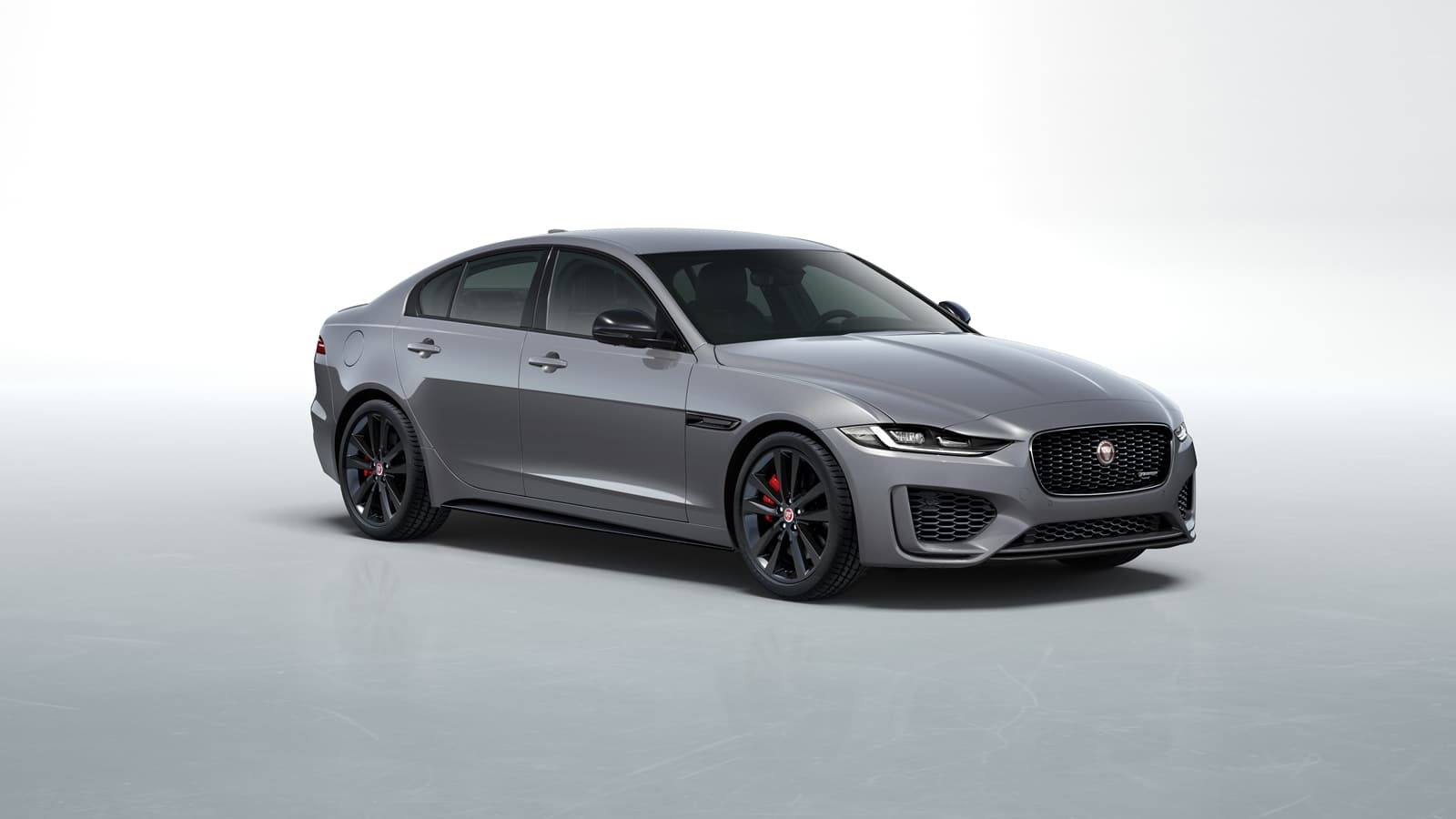 Vista lateral del Jaguar XE destacando su estilizada silueta.