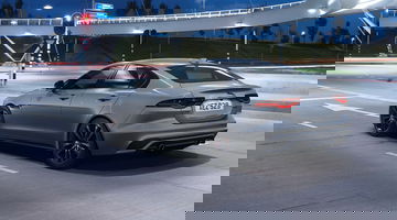 Vista nocturna del Jaguar XE destacando su diseño trasero y lateral.