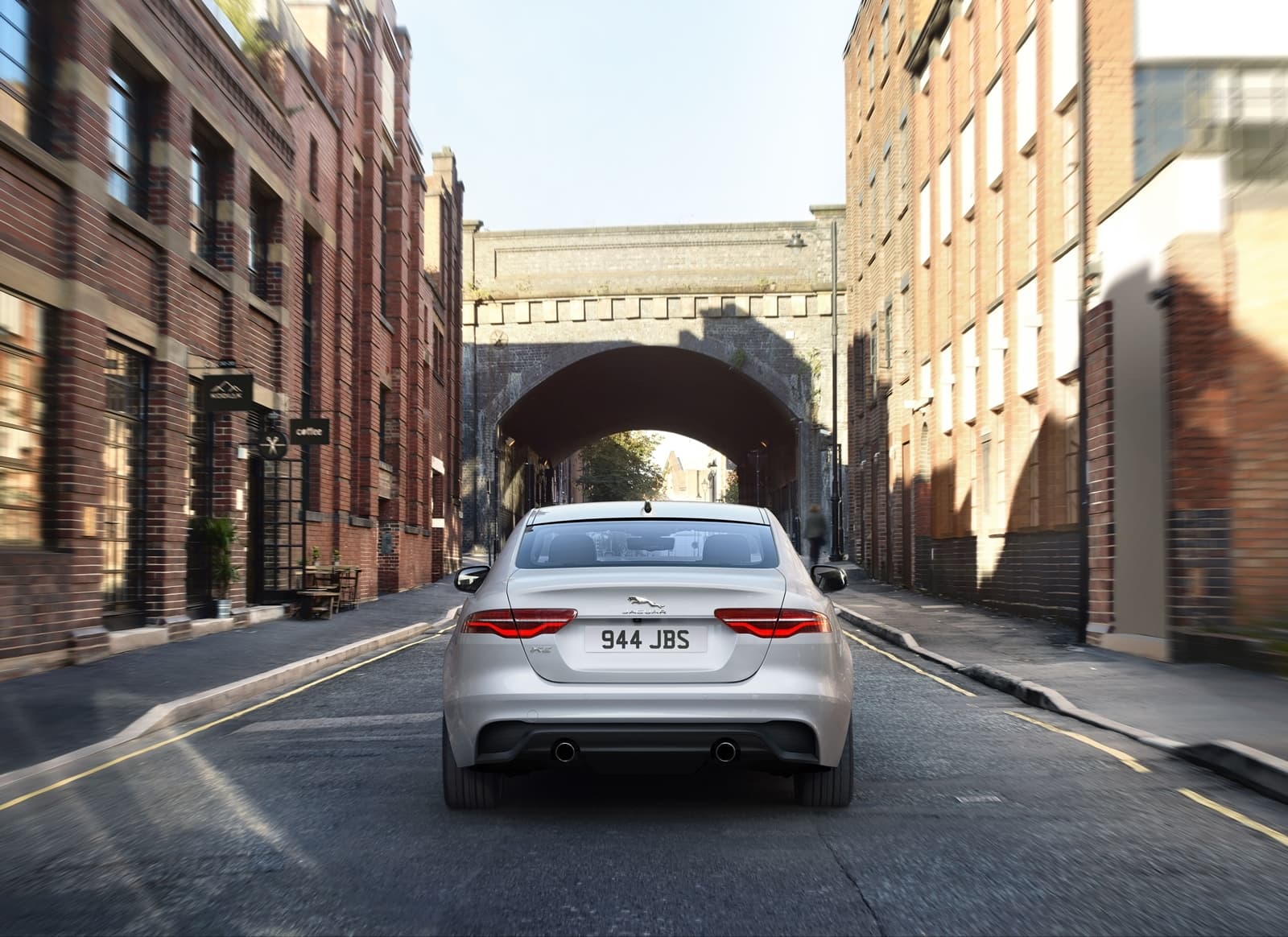 Vista posterior del Jaguar XE en un entorno urbano.