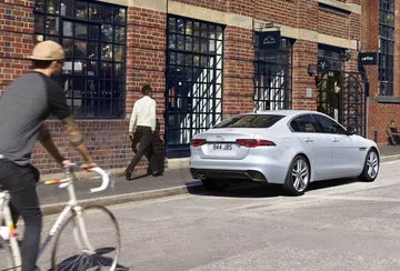 Vista lateral y trasera del Jaguar XE, mostrando su dinámica silueta.