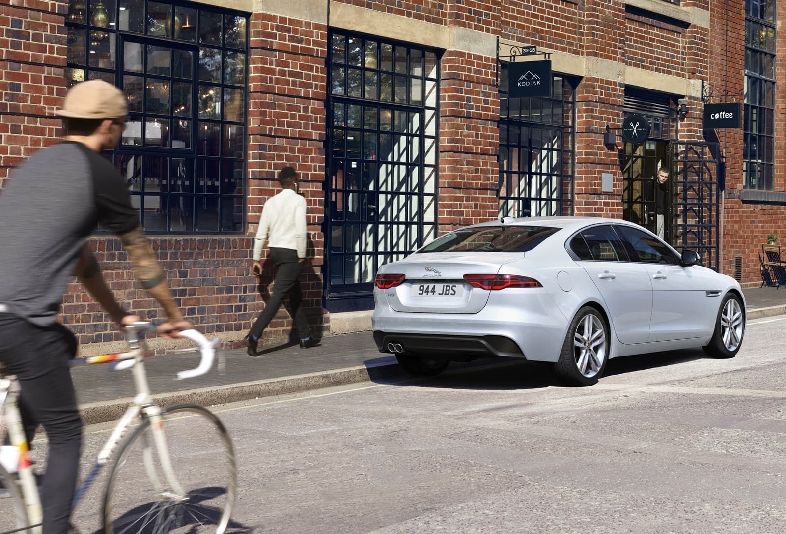 Vista lateral y trasera del Jaguar XE, mostrando su dinámica silueta.
