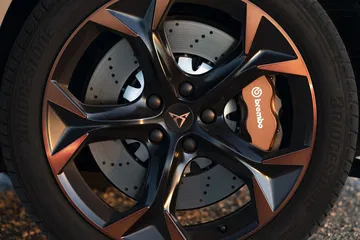 Rueda del CUPRA Formentor con freno Brembo y logo visible