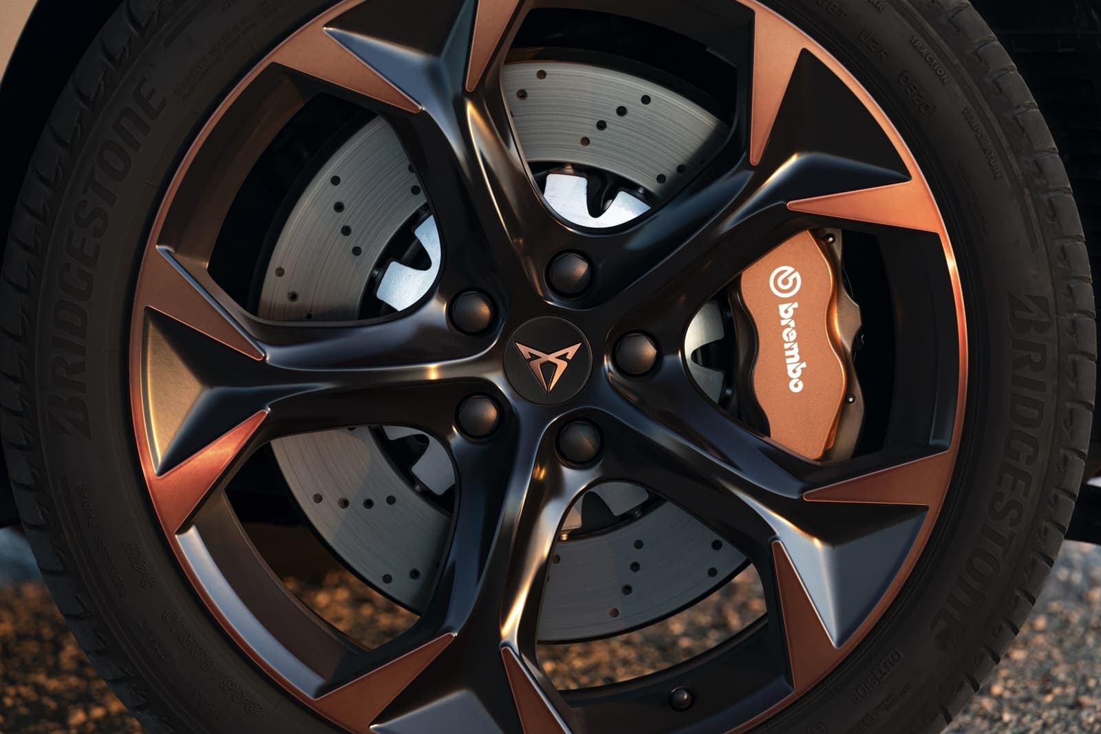 Rueda del CUPRA Formentor con freno Brembo y logo visible