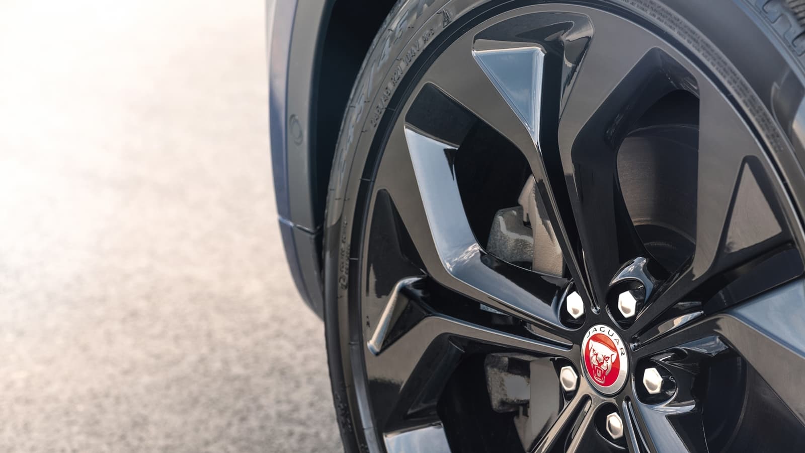 Vista cercana de la llanta del Jaguar E-PACE, destacando su diseño y logotipo.