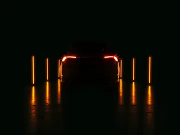 Vista nocturna destacando las luces traseras del Fiat Tipo.
