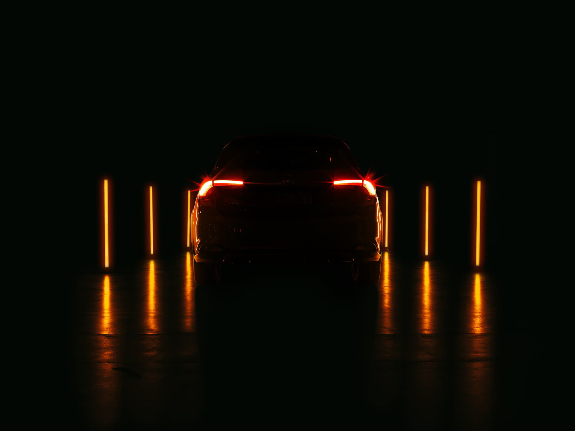 Vista nocturna destacando las luces traseras del Fiat Tipo.