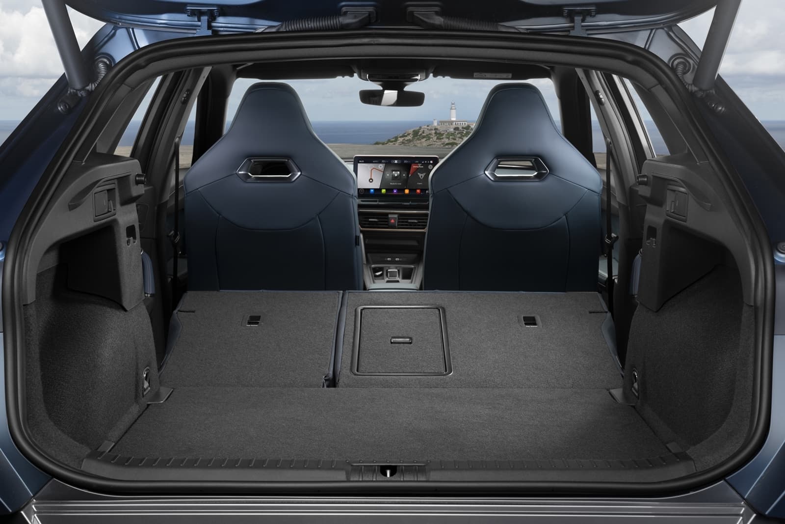 Vista del espacioso maletero del CUPRA Formentor, ideal para equipajes voluminosos.