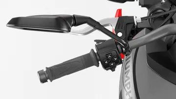 Moto Triumph Trident Pina