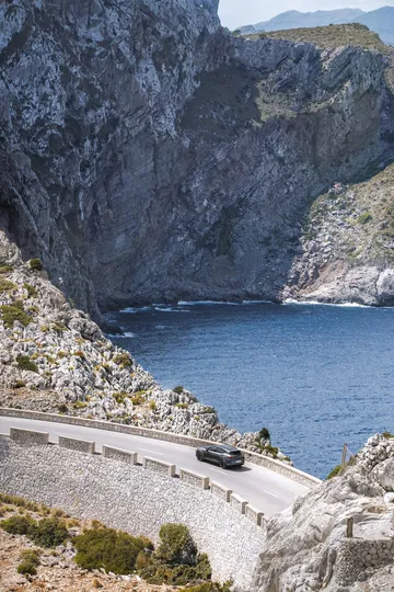 Imagen no relacionada con un CUPRA Formentor, muestra paisaje costero.