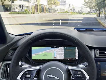 Vista del volante y cuadro de instrumentos digital del Jaguar E-PACE.