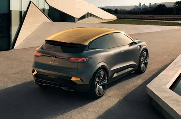 Devant Le Musee De Lascaux