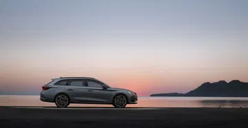 Perfil dinámico del CUPRA León capturado al atardecer, resaltando sus líneas elegantes.