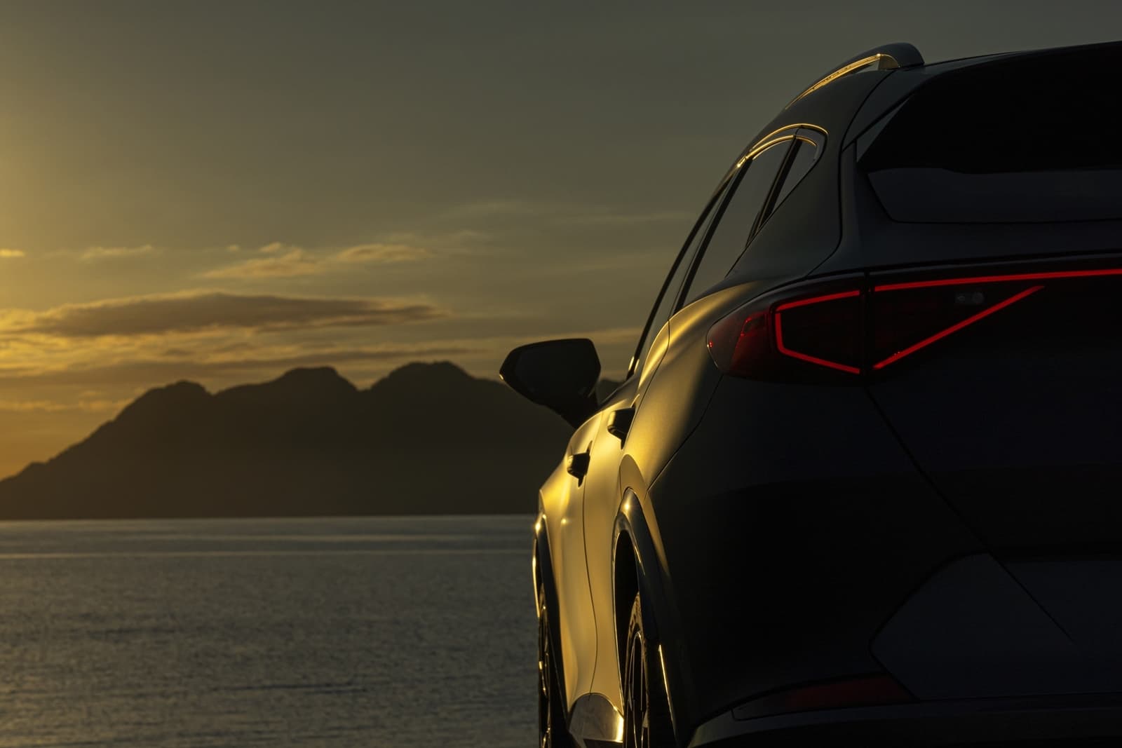 Contraluz del CUPRA Formentor revelando su silueta y ópticas traseras.
