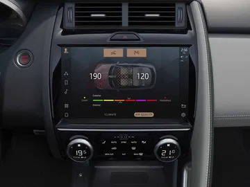 Vista del sistema de infotainment del Jaguar E-PACE, con pantalla táctil encendida.