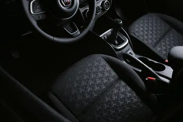 Consola central del Fiat Tipo con cambio de marchas y controles