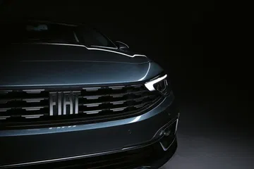 Vista parcial de la parrilla y emblema del Fiat Tipo, iluminación sutil.