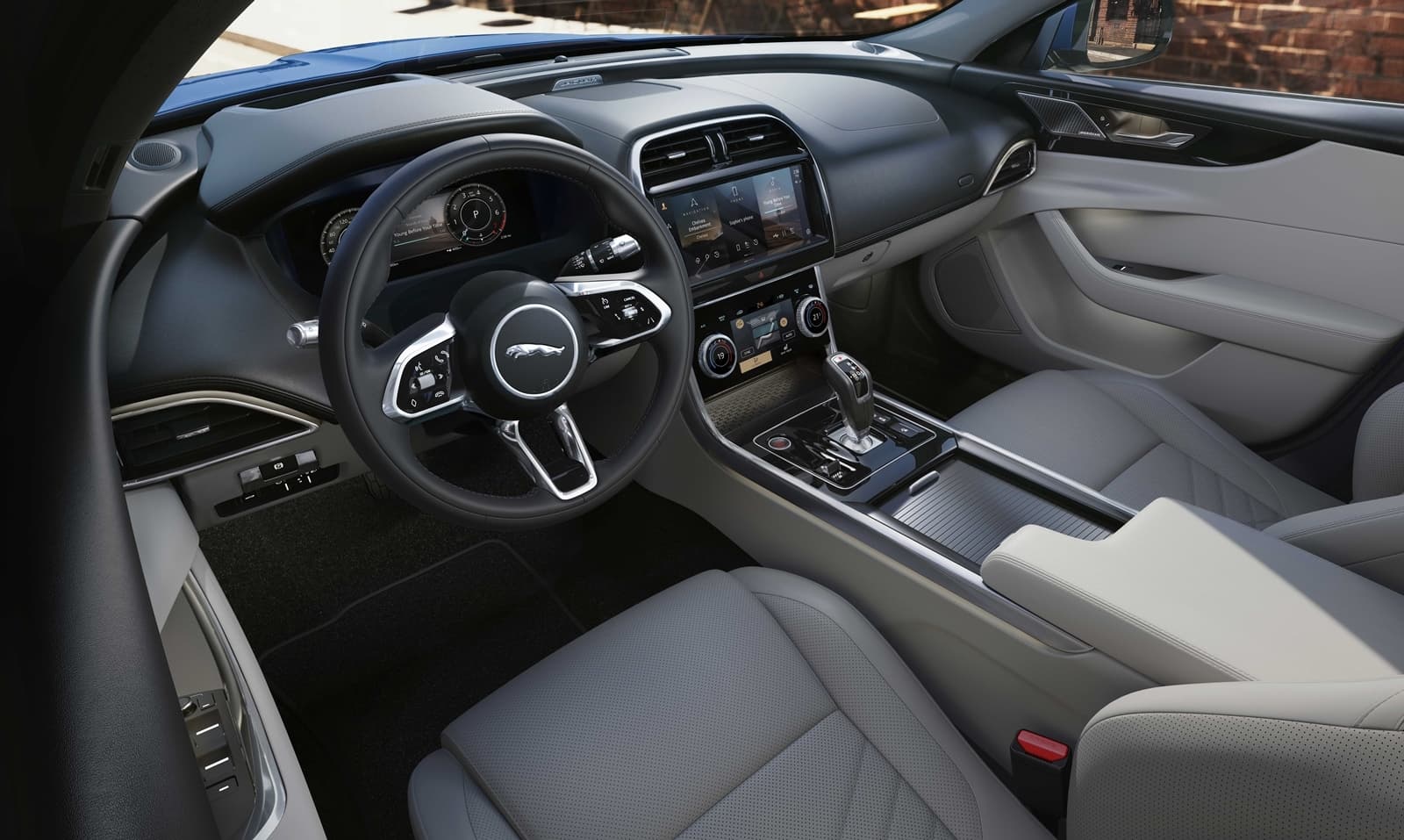 Elegante interior del Jaguar XE con enfoque en asientos de cuero y detalles de acabado.
