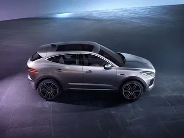 Una perspectiva lateral del Jaguar E-PACE que destaca su elegante línea de techo