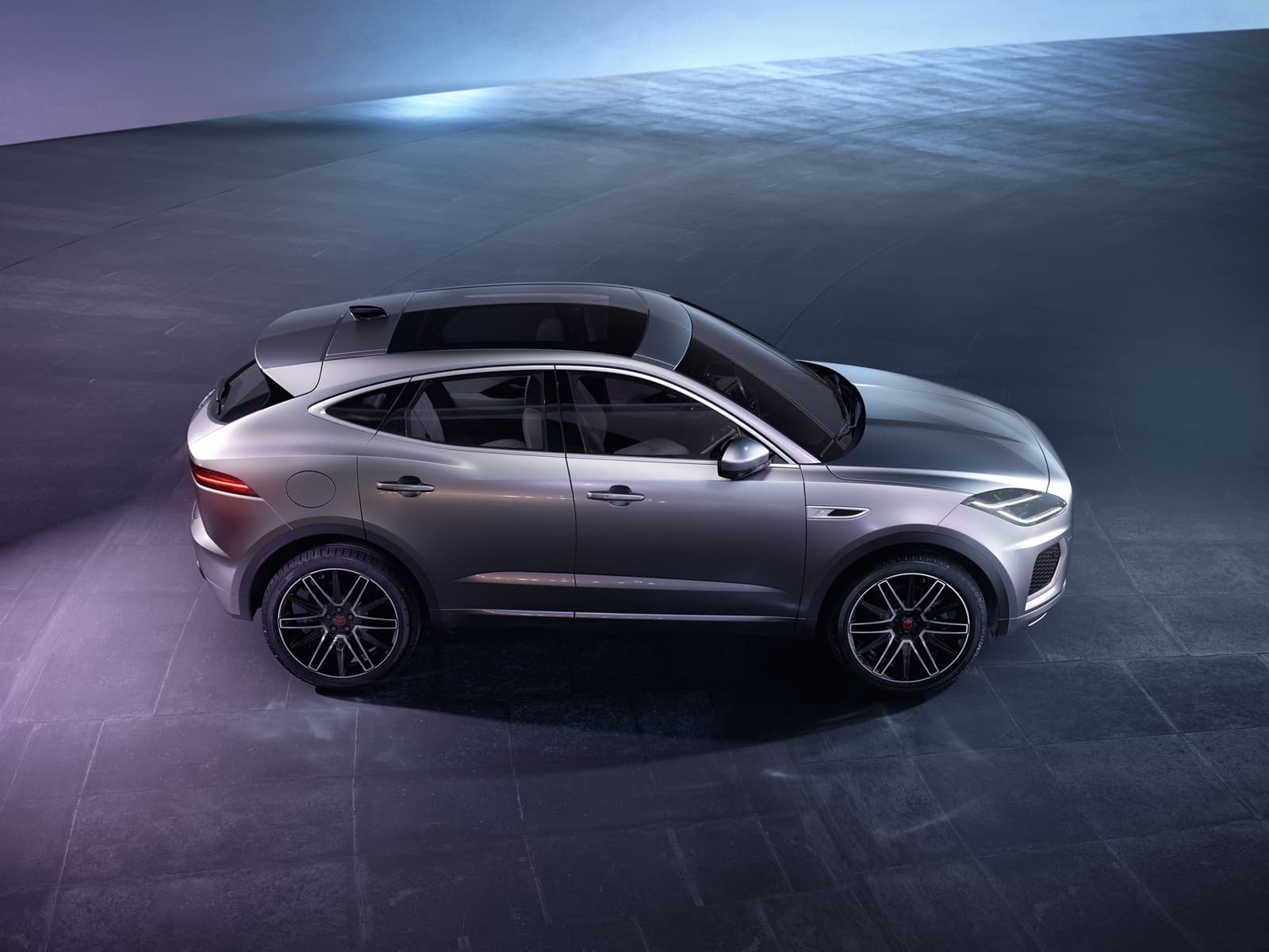 Una perspectiva lateral del Jaguar E-PACE que destaca su elegante línea de techo
