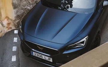 Vista superior delantera del CUPRA Formentor, destacando su atrevido diseño.