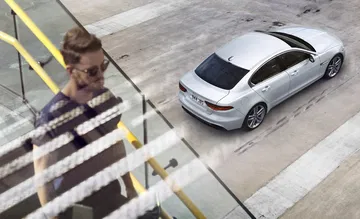 Vista aérea revelando el techo panorámico y líneas laterales elegantes del Jaguar XE.