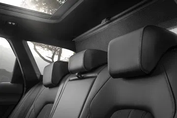 Vista de los asientos traseros y techo panorámico del CUPRA León.