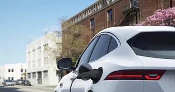 Vista trasera lateral del Jaguar E-PACE, destacando su diseño deportivo.