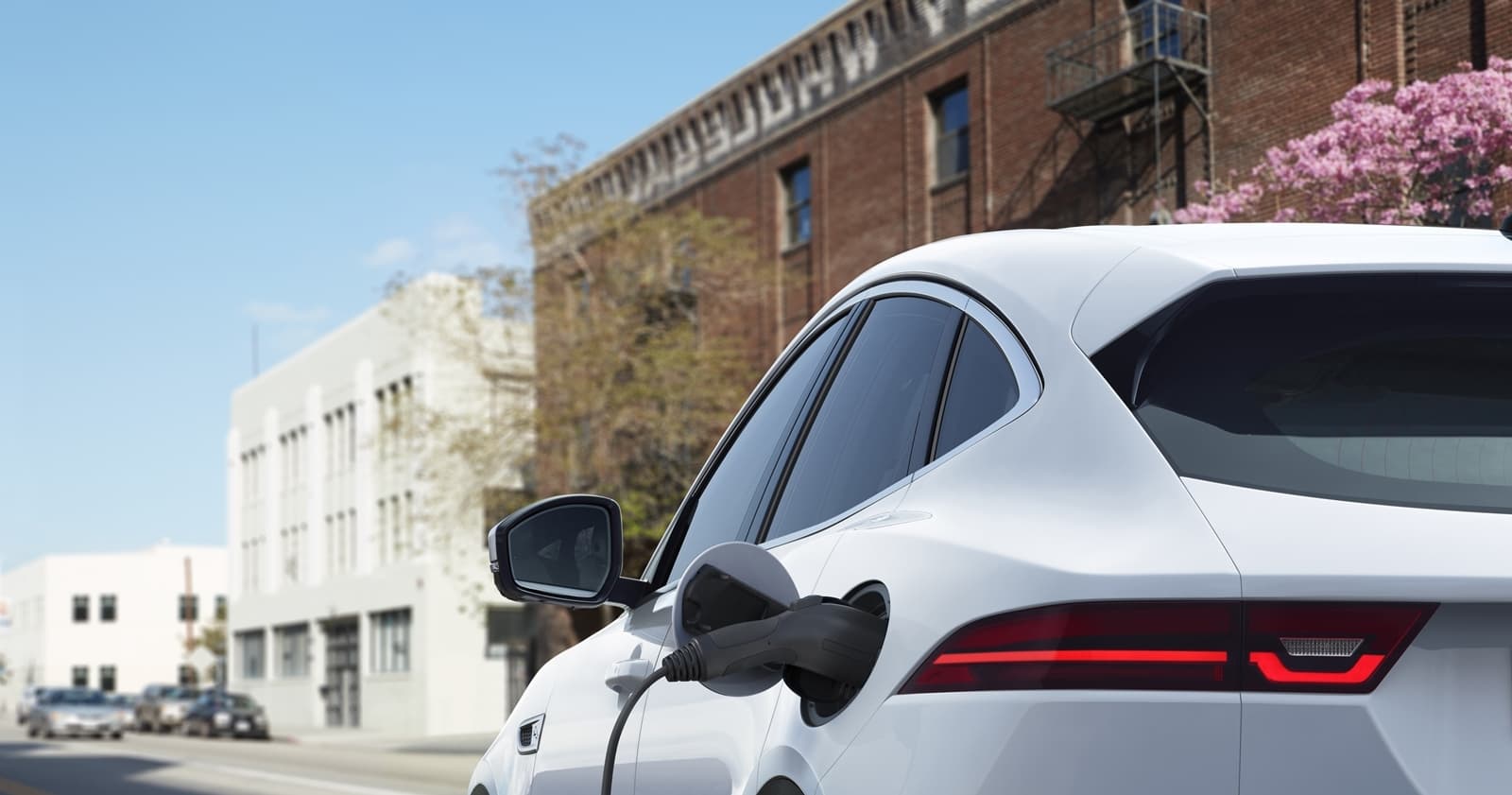 Vista trasera lateral del Jaguar E-PACE, destacando su diseño deportivo.