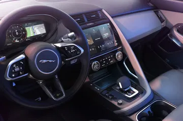 Vista del volante y consola central del Jaguar E-PACE, reflejando su diseño ergonómico.