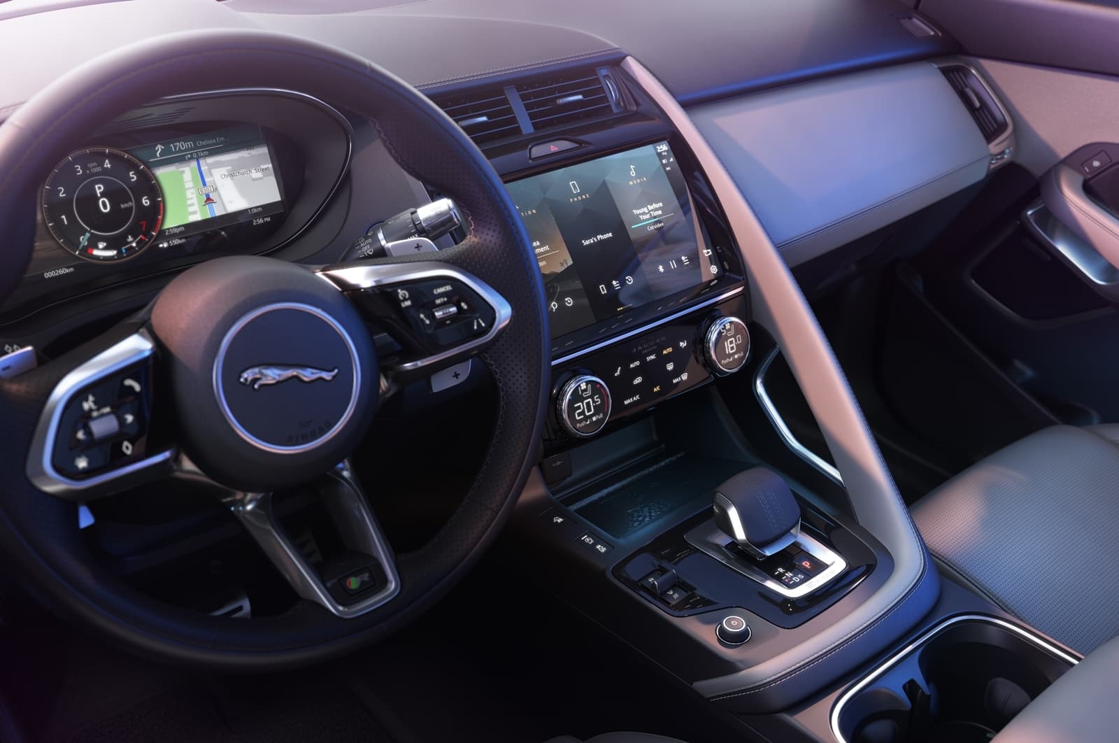Vista del volante y consola central del Jaguar E-PACE, reflejando su diseño ergonómico.