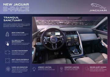 Vista del volante y consola central del Jaguar E-PACE, destacando su ergonomía y diseño moderno.