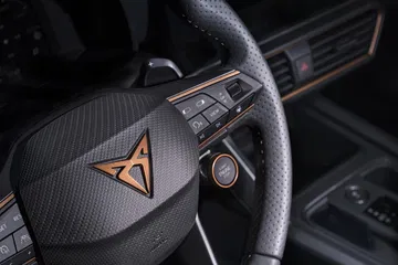 Vista del volante con el emblemático logo de CUPRA y mandos integrados.