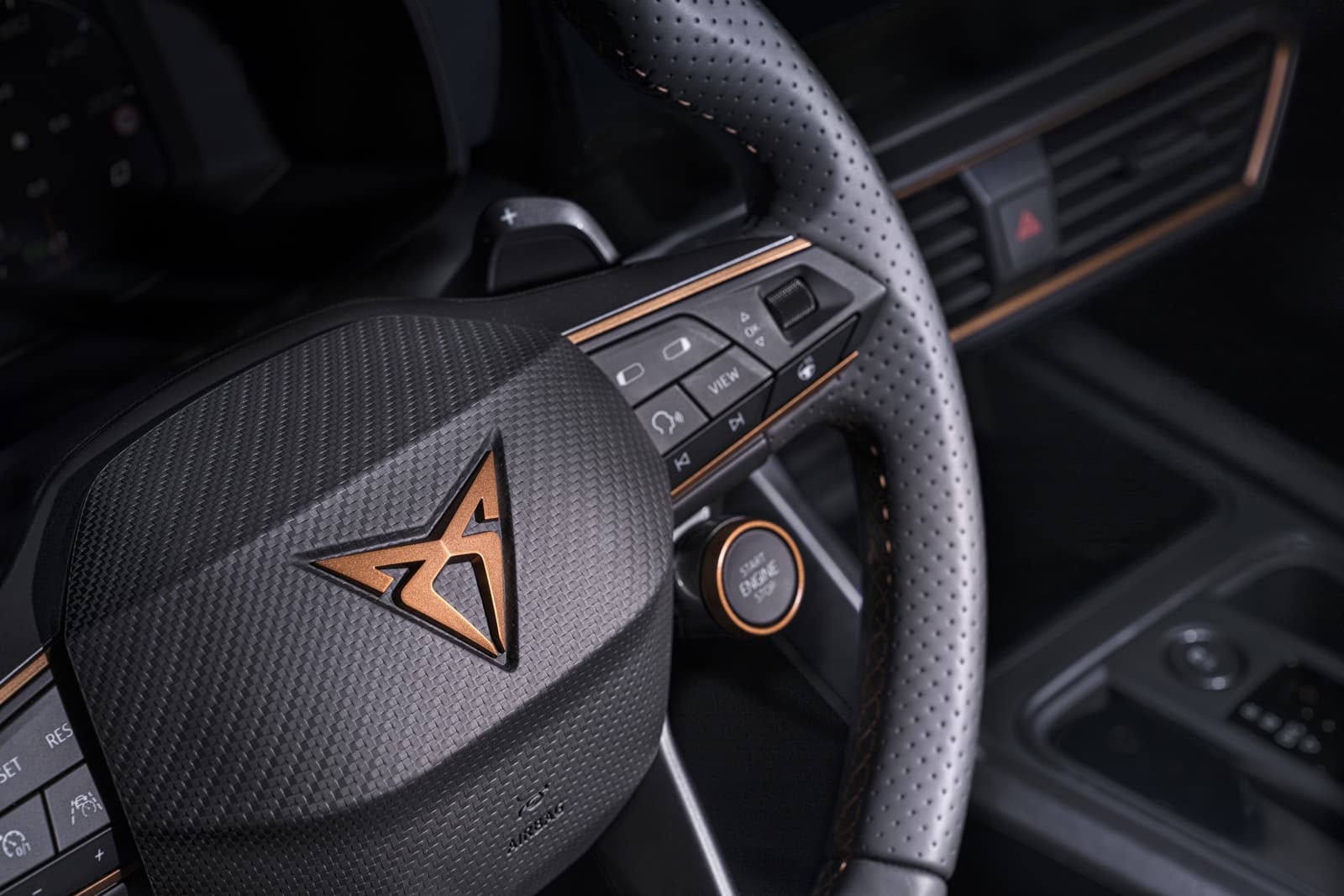 Vista del volante con el emblemático logo de CUPRA y mandos integrados.