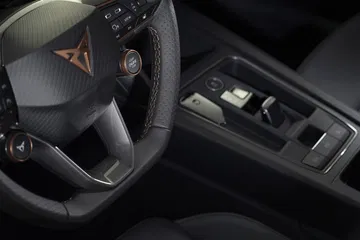 Detalle del volante con el logo CUPRA, acabados deportivos y levas.