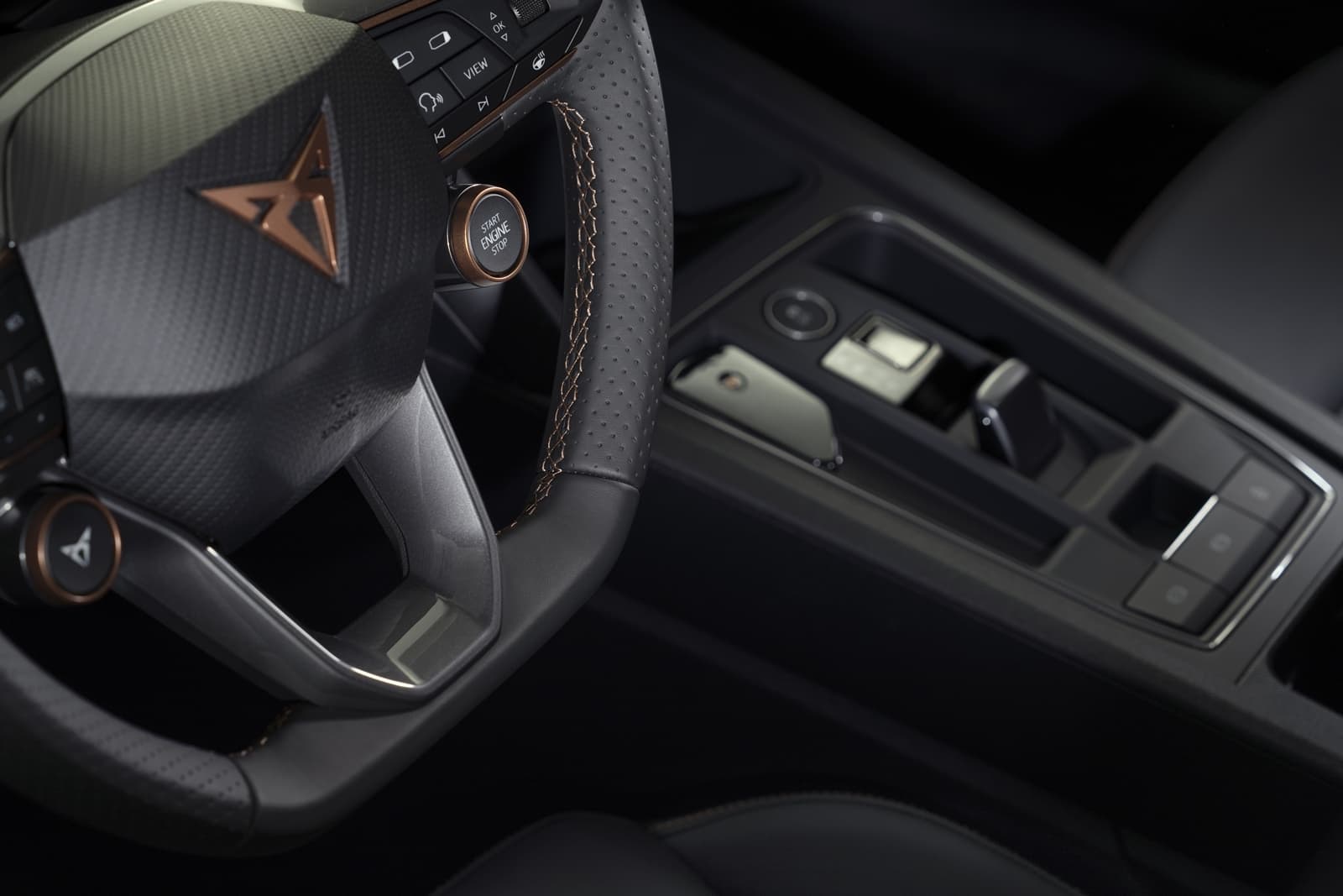 Detalle del volante con el logo CUPRA, acabados deportivos y levas.