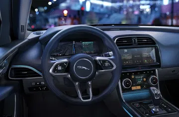 Vista del volante y sistema de infotainment del Jaguar XE.