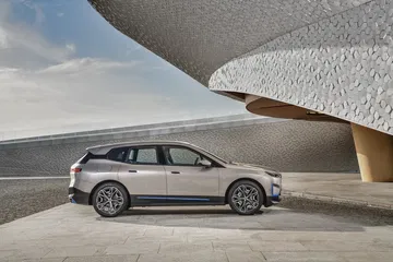 Vista lateral del BMW iX resaltando su perfil dinámico y moderno.