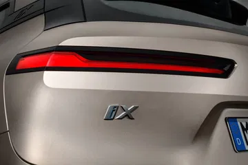 Vista cercana de las luces traseras del BMW iX, mostrando su diseño distintivo.