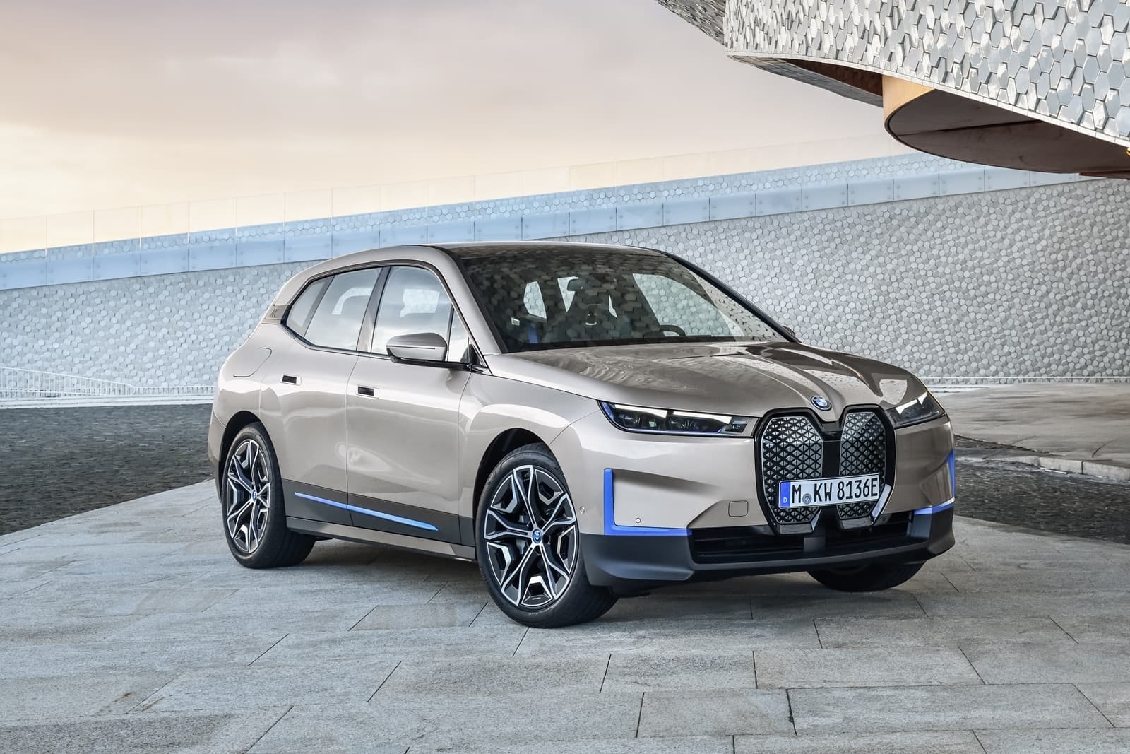 Vista angular del BMW iX que destaca su silueta aerodinámica y frontal agresivo.