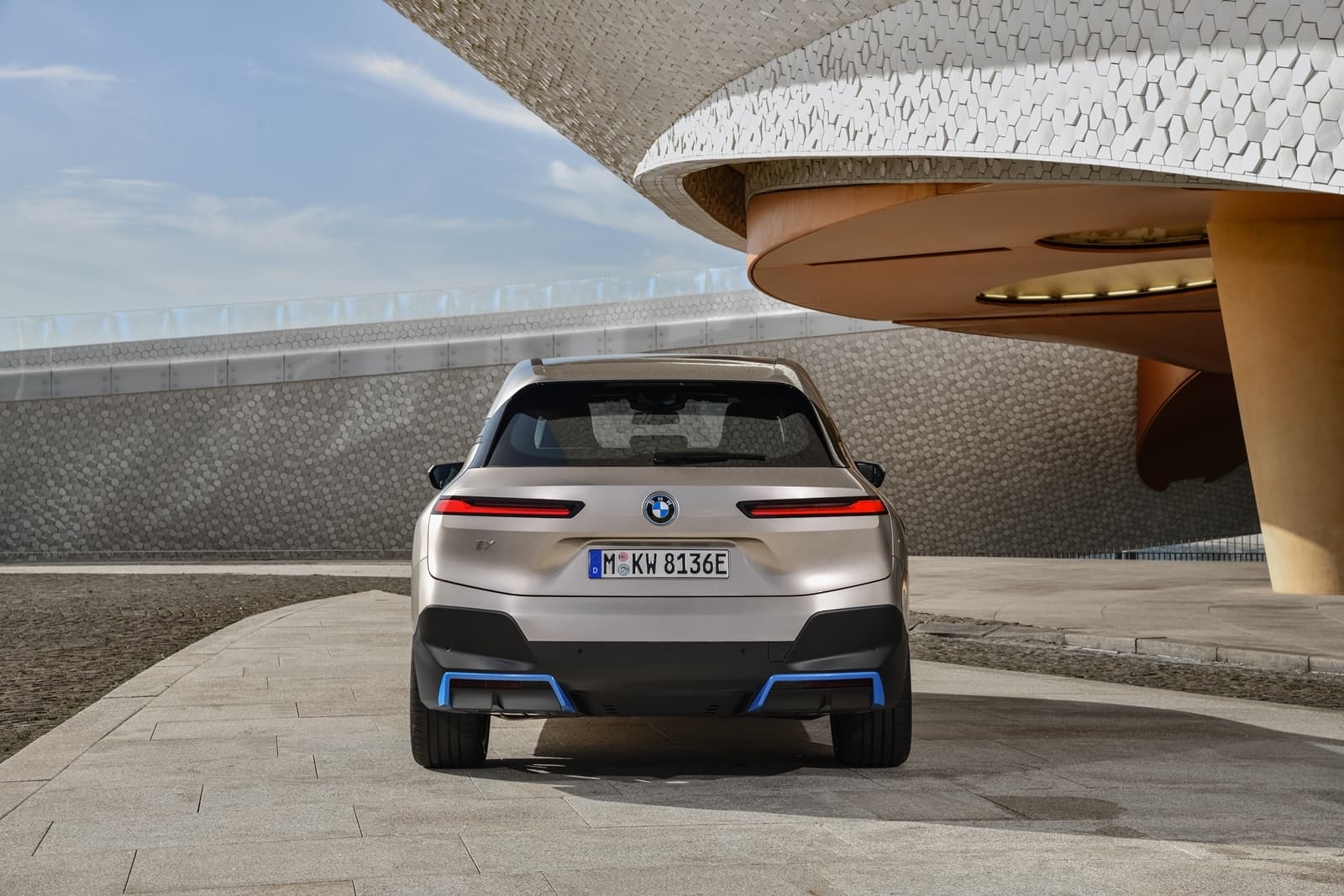 Vista trasera del BMW iX destacando su diseño de luces y parachoques.