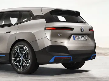 Vista trasera y lateral del BMW iX destacando su innovador diseño.