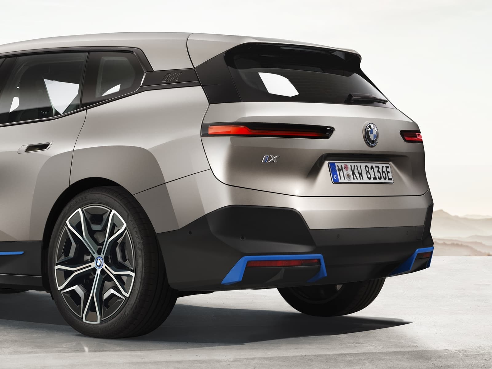 Vista trasera y lateral del BMW iX destacando su innovador diseño.