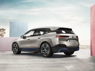Vista trasera y lateral del BMW iX mostrando su diseño aerodinámico.