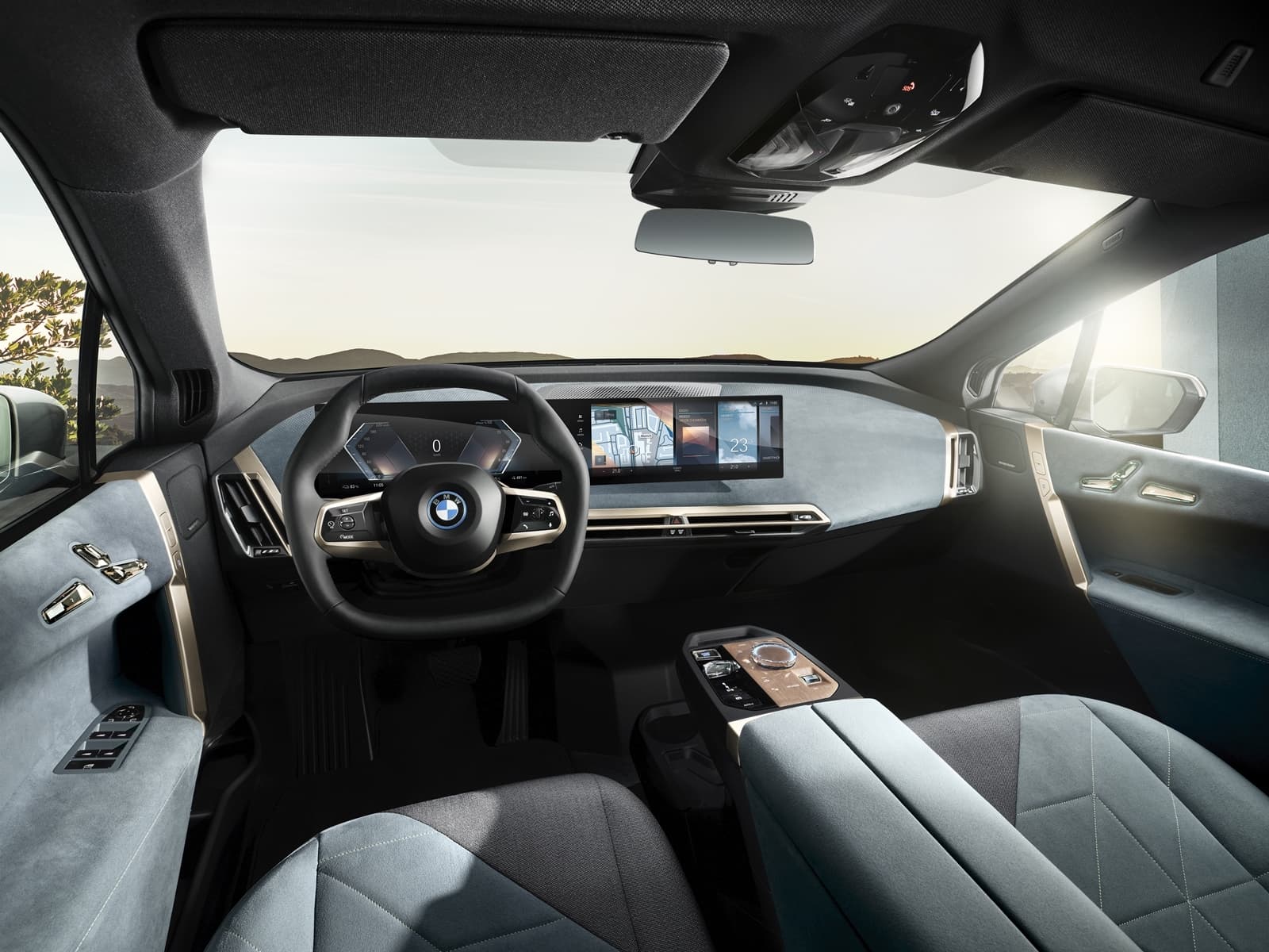 Vista lateral de la cabina del BMW iX destacando su moderno diseño y tecnología.