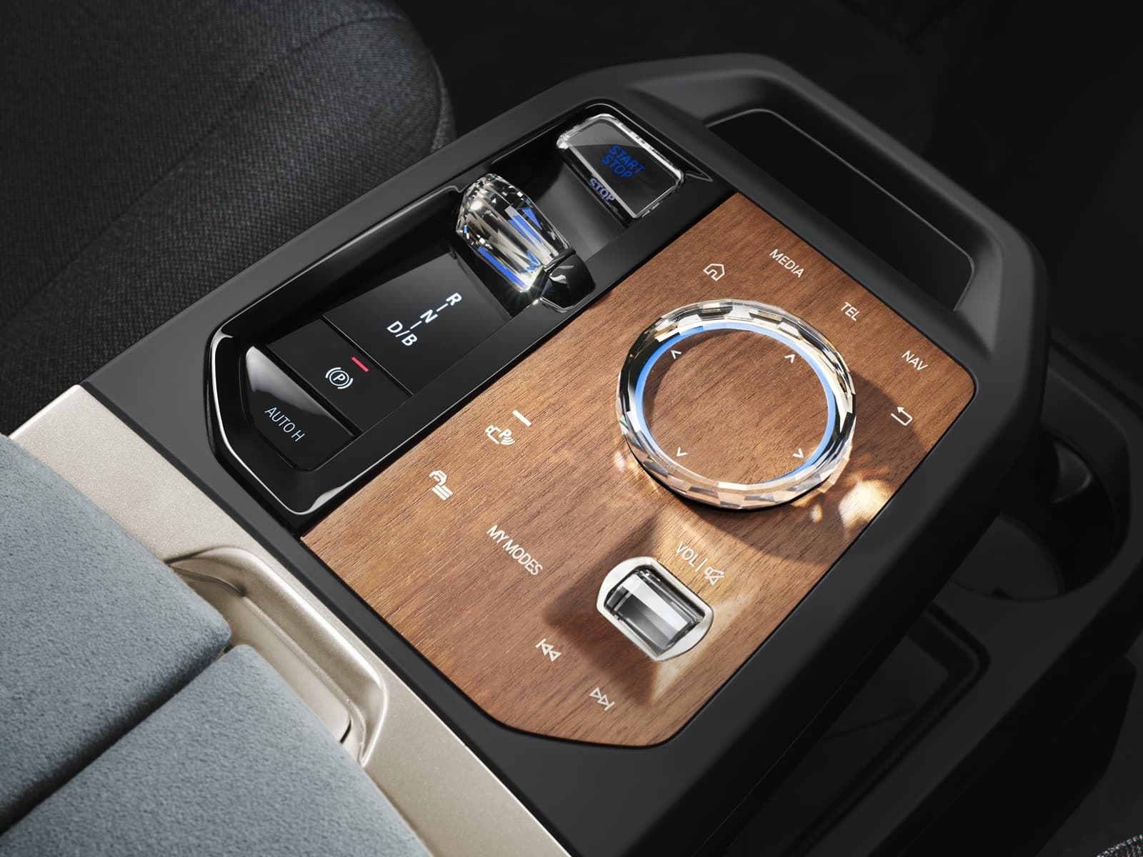 Consola central con acabados en madera e iDrive Controller en BMW iX