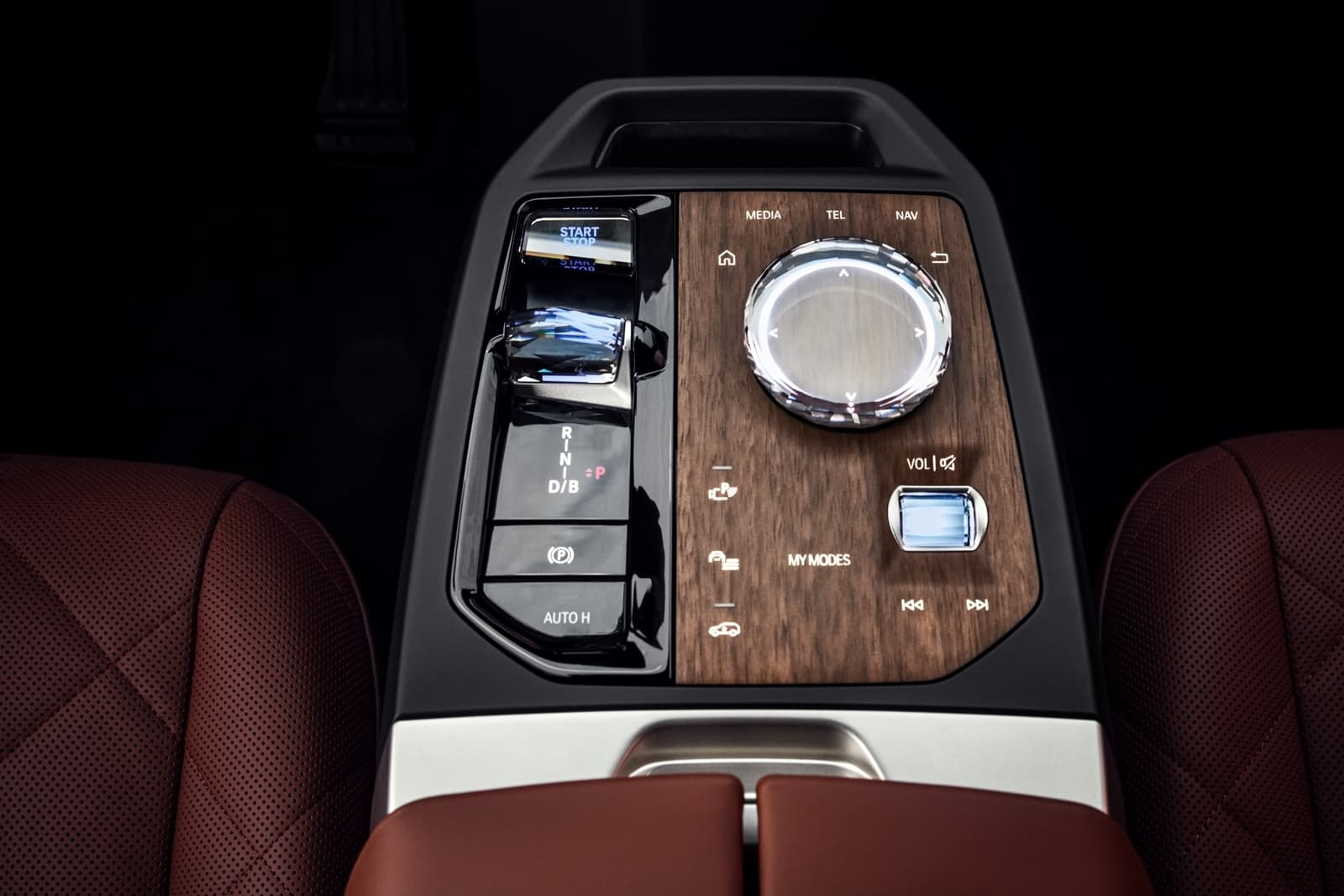 Vista superior de la consola central del BMW iX con acabados en madera y cuero.