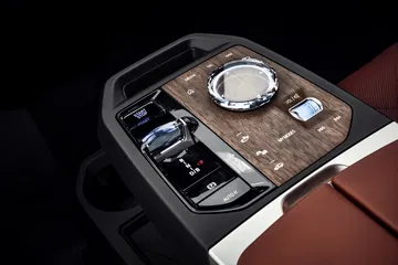 Vista superior de la consola central del BMW iX con acabados premium.