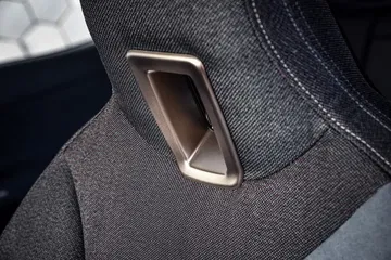 Vista cercana del diseño y materiales del asiento del BMW iX.