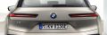Vista trasera enfocando el emblema distintivo de BMW iX.