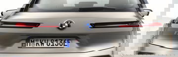 Vista trasera enfocando el emblema distintivo de BMW iX.